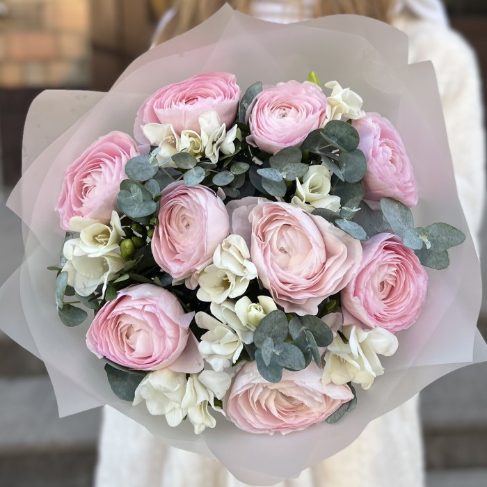 Букет розовых ранункулюсов с фрезией