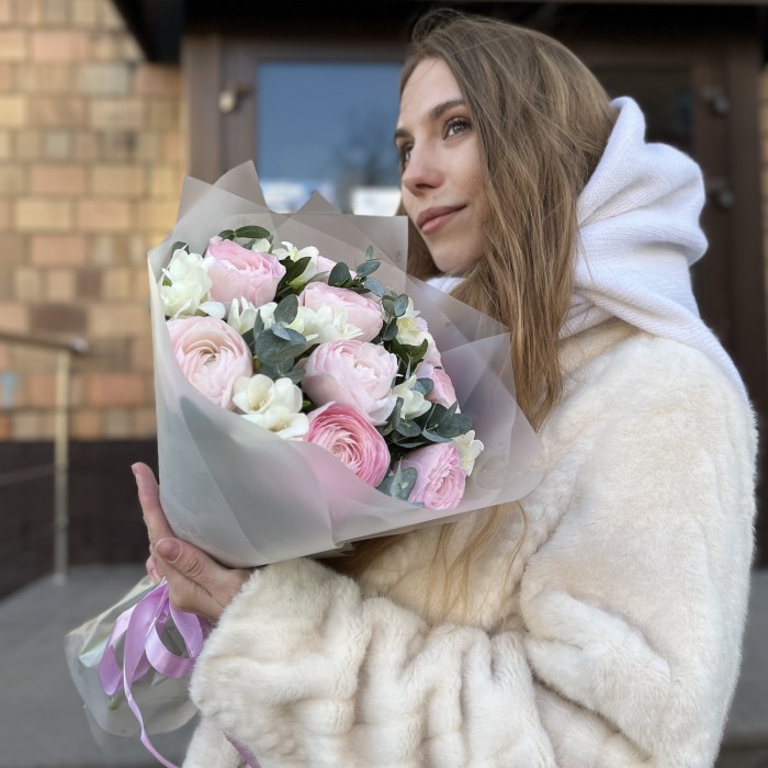 Букет розовых ранункулюсов с фрезией