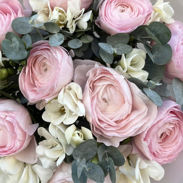 Букет розовых ранункулюсов с фрезией