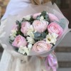 Букет розовых ранункулюсов с фрезией