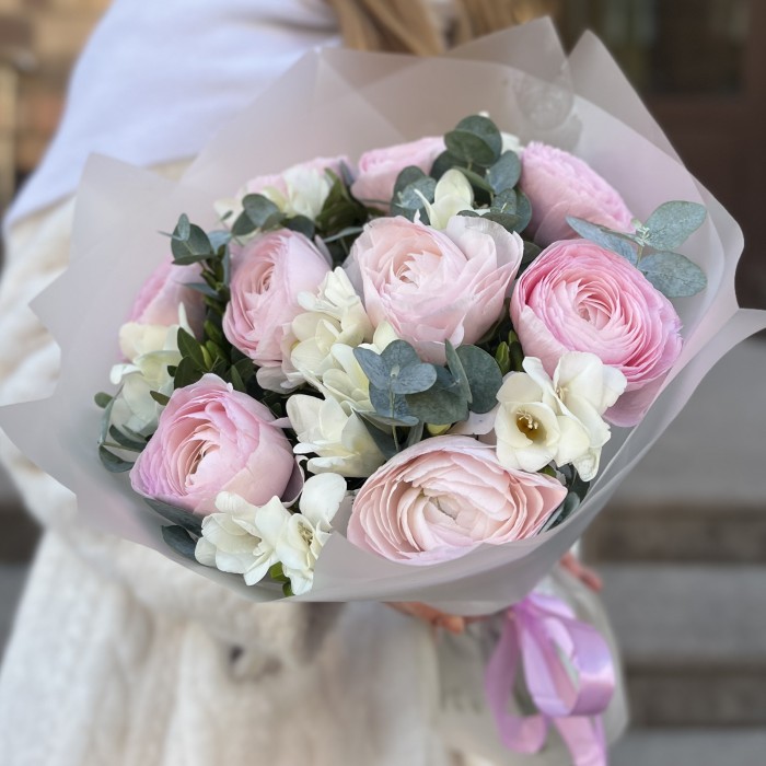 Букет розовых ранункулюсов с фрезией
