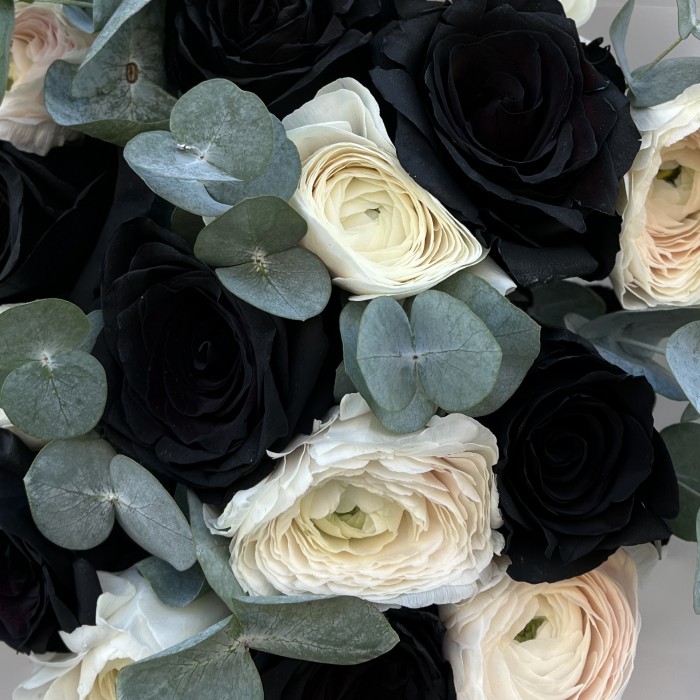 Черные розы с ранункулюсами