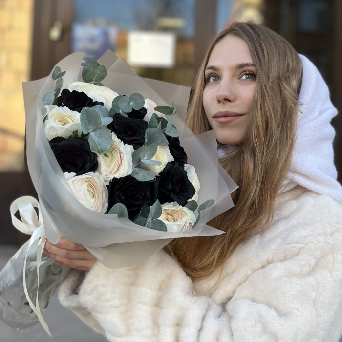 Черные розы с ранункулюсами