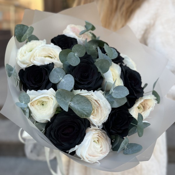 Черные розы с ранункулюсами