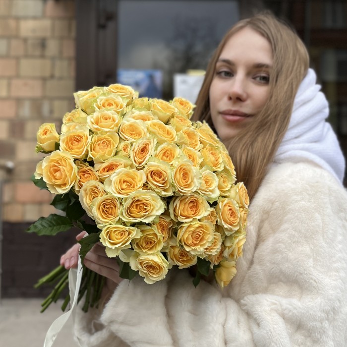 Кустовая пионовидная роза Бандолера