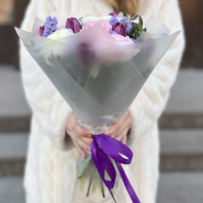 Нежный букет тюльпанов и ранункулюсов