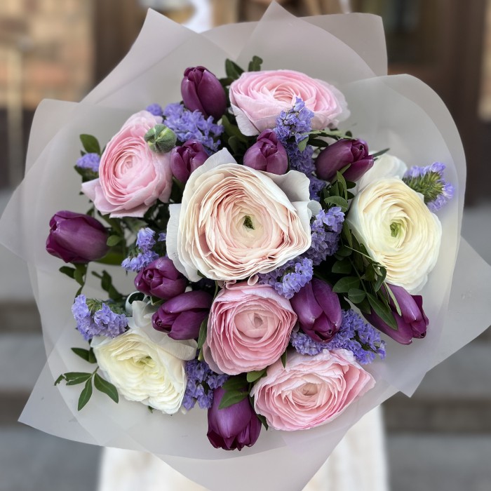 Нежный букет тюльпанов и ранункулюсов