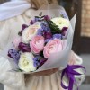 Нежный букет тюльпанов и ранункулюсов