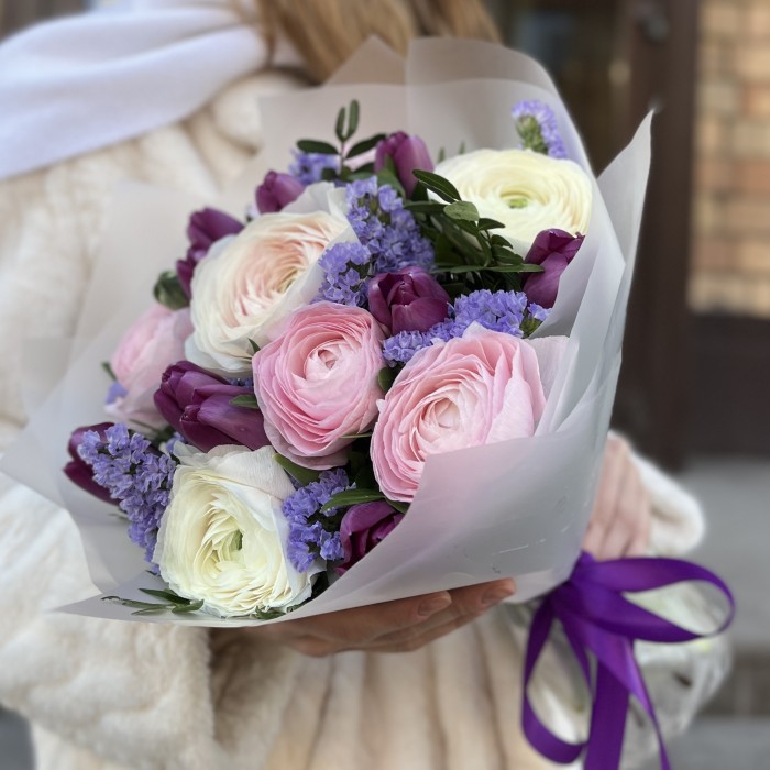 Нежный букет тюльпанов и ранункулюсов