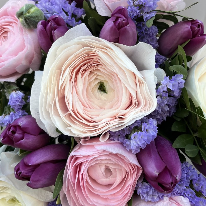 Нежный букет тюльпанов и ранункулюсов