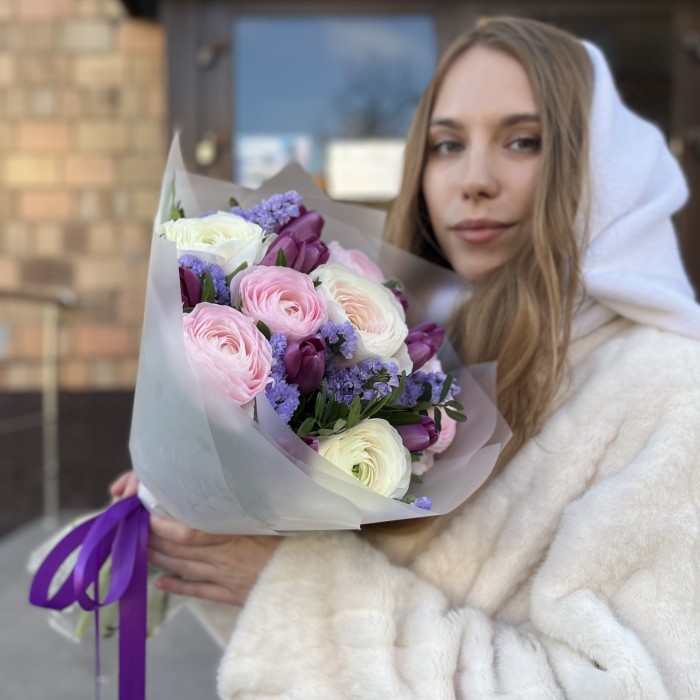 Нежный букет тюльпанов и ранункулюсов