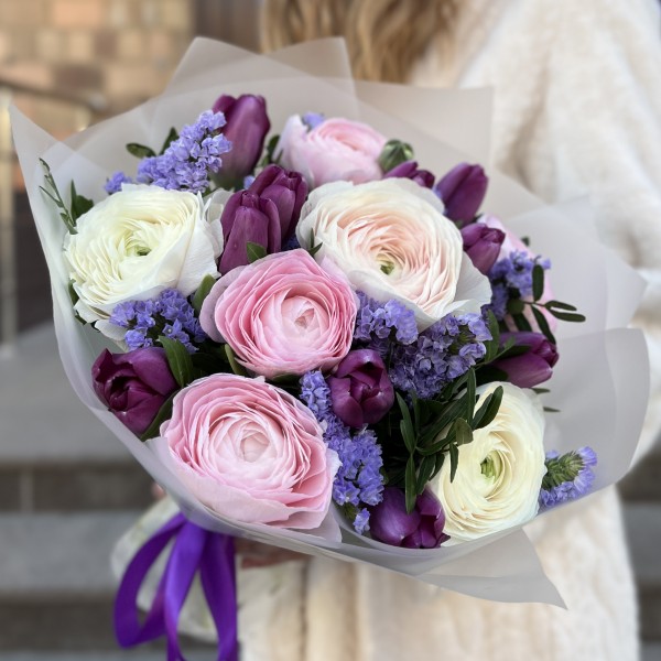 Нежный букет тюльпанов и ранункулюсов