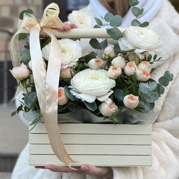 Пионовидные розы и ранункулюсы в кашпо