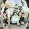 Пионовидные розы и ранункулюсы в кашпо