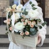 Пионовидные розы и ранункулюсы в кашпо