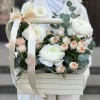 Пионовидные розы и ранункулюсы в кашпо