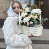 Пионовидные розы и ранункулюсы в кашпо
