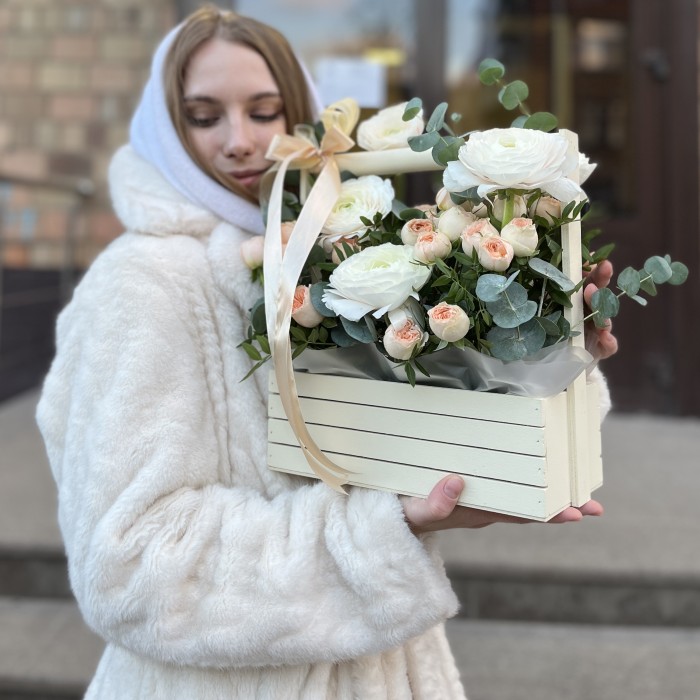 Пионовидные розы и ранункулюсы в кашпо