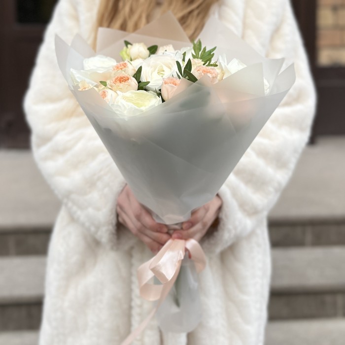 Ранункулюсы с пионовидной розой Павлова