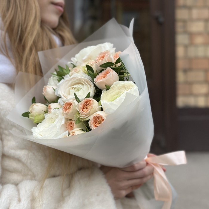 Ранункулюсы с пионовидной розой Павлова