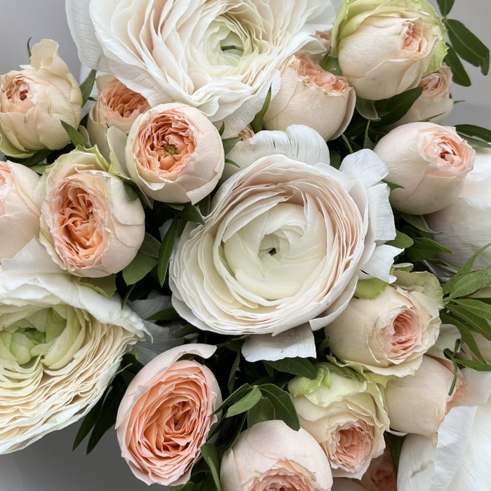 Ранункулюсы с пионовидной розой Павлова