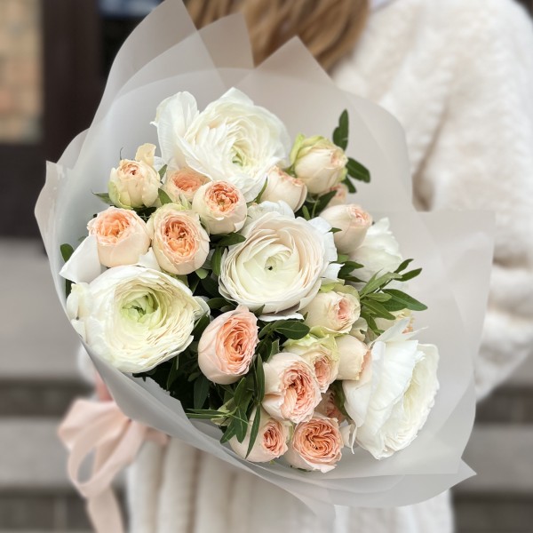 Ранункулюсы с пионовидной розой Павлова