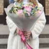 Розовые ранункулюсы с эустомой
