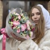 Розовые ранункулюсы с эустомой