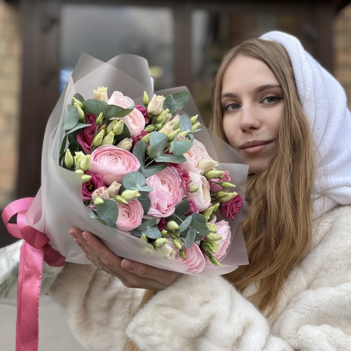 Розовые ранункулюсы с эустомой