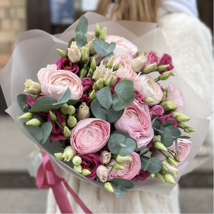 Розовые ранункулюсы с эустомой