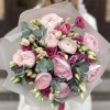 Розовые ранункулюсы с эустомой
