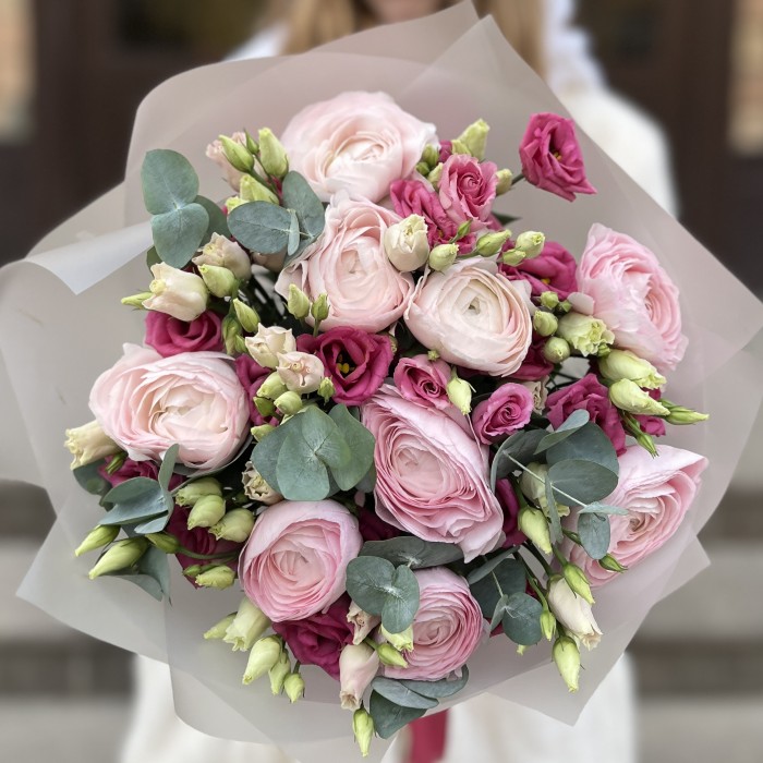 Розовые ранункулюсы с эустомой