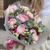 Розовые ранункулюсы с эустомой