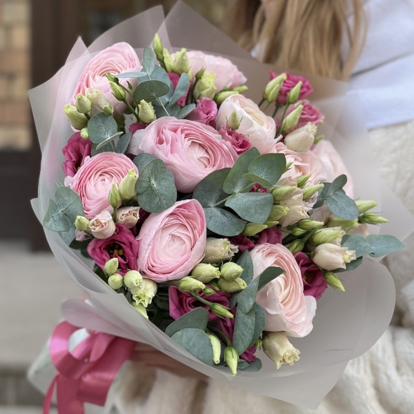 Розовые ранункулюсы с эустомой