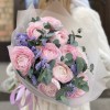 Розовые ранункулюсы с эвкалиптом и статицей