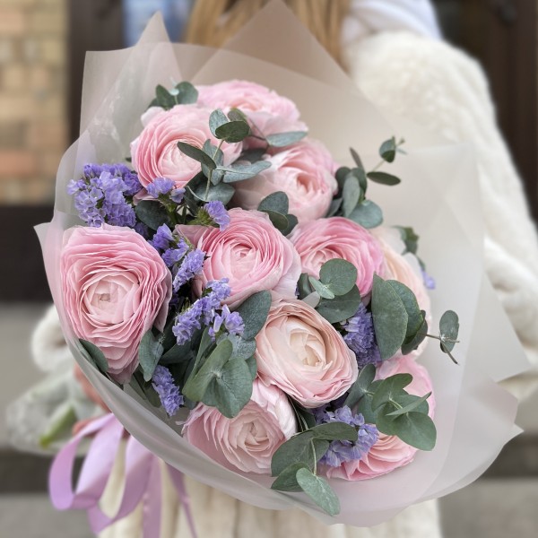 Розовые ранункулюсы с эвкалиптом и статицей