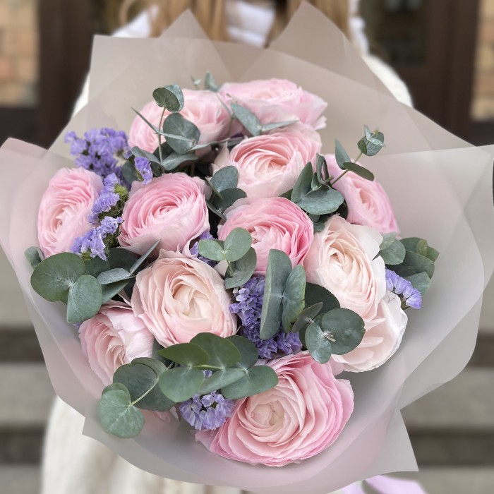 Розовые ранункулюсы с эвкалиптом и статицей