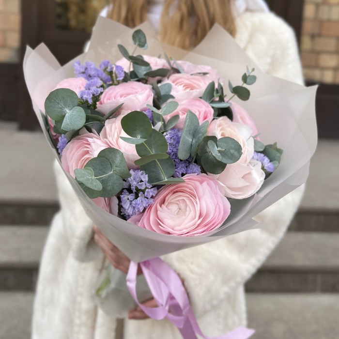 Розовые ранункулюсы с эвкалиптом и статицей