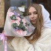 Розовые ранункулюсы с эвкалиптом и статицей