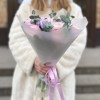 Розовые ранункулюсы с эвкалиптом и статицей