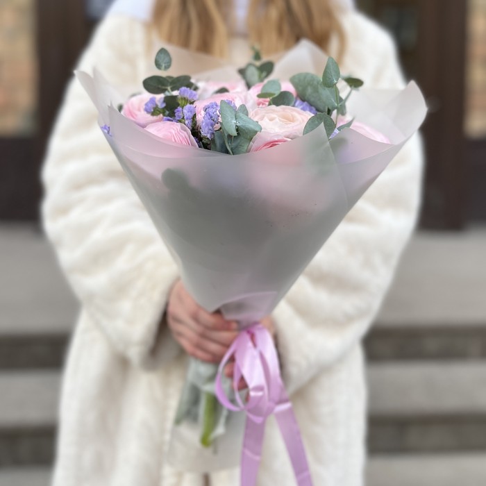 Розовые ранункулюсы с эвкалиптом и статицей