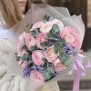 Розовые ранункулюсы с эвкалиптом и статицей