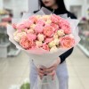 19 нежных пионовидных кустовых роз