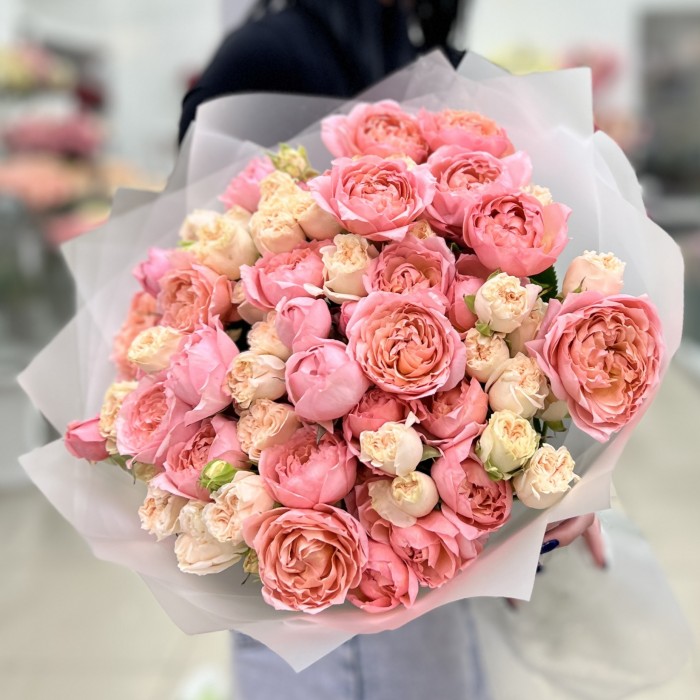 19 нежных пионовидных кустовых роз