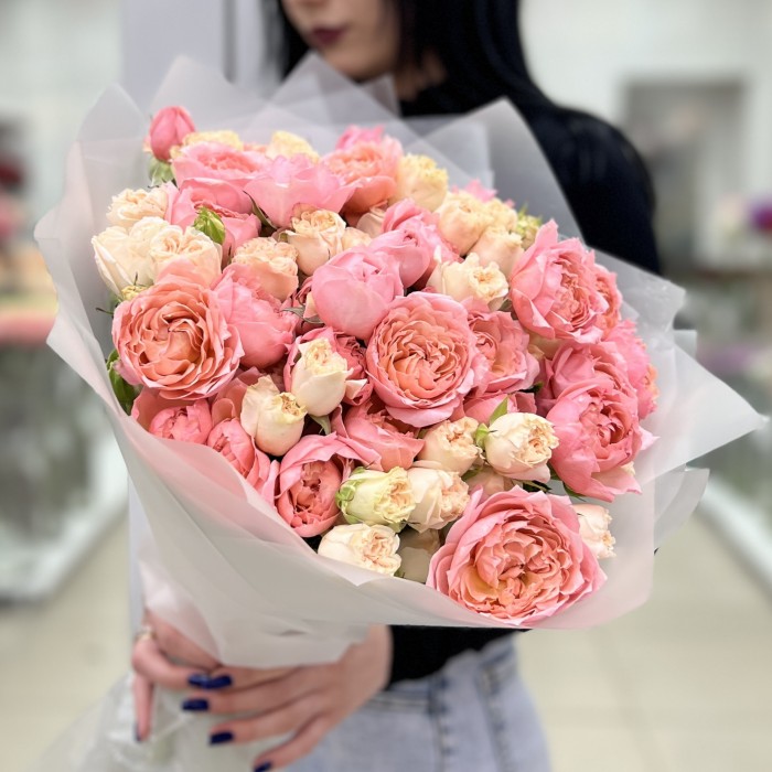 19 нежных пионовидных кустовых роз