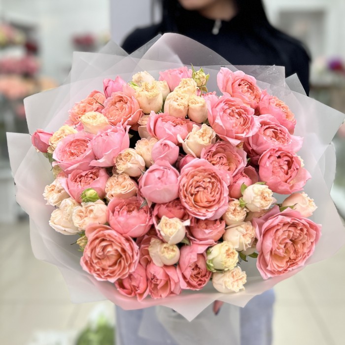 19 нежных пионовидных кустовых роз