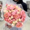 19 нежных пионовидных кустовых роз