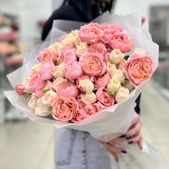 19 нежных пионовидных кустовых роз