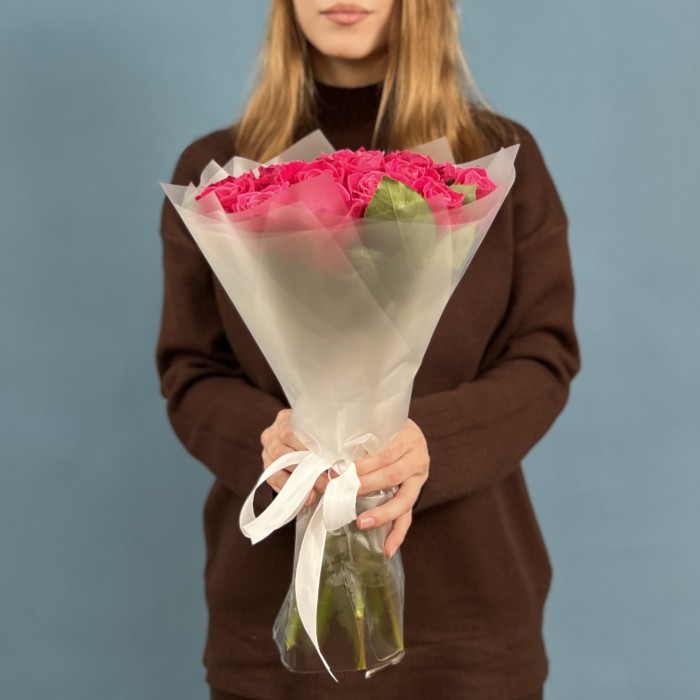 17 малиновых роз Муви Стар 40 см