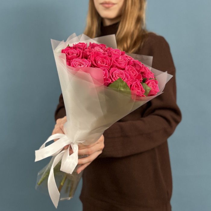 17 малиновых роз Муви Стар 40 см